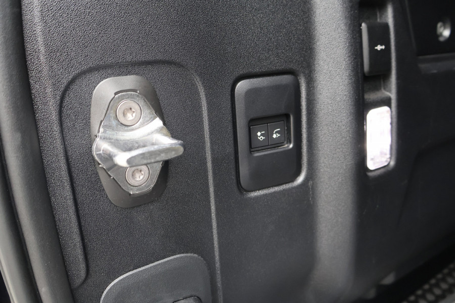 Land Rover Defender 110 P300e X-Dynamic SE