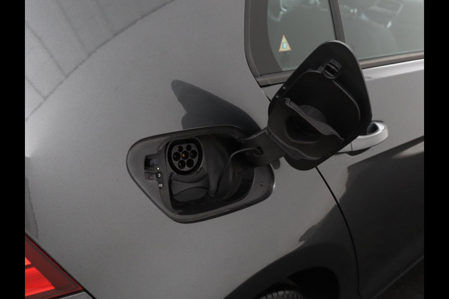 Volkswagen e-Golf 5-Deurs | Navigatie | Leder | SOH 89.8% | Climate Control | Stoelverwarming | Cruise Control | Parkeersensor | Bluetooth