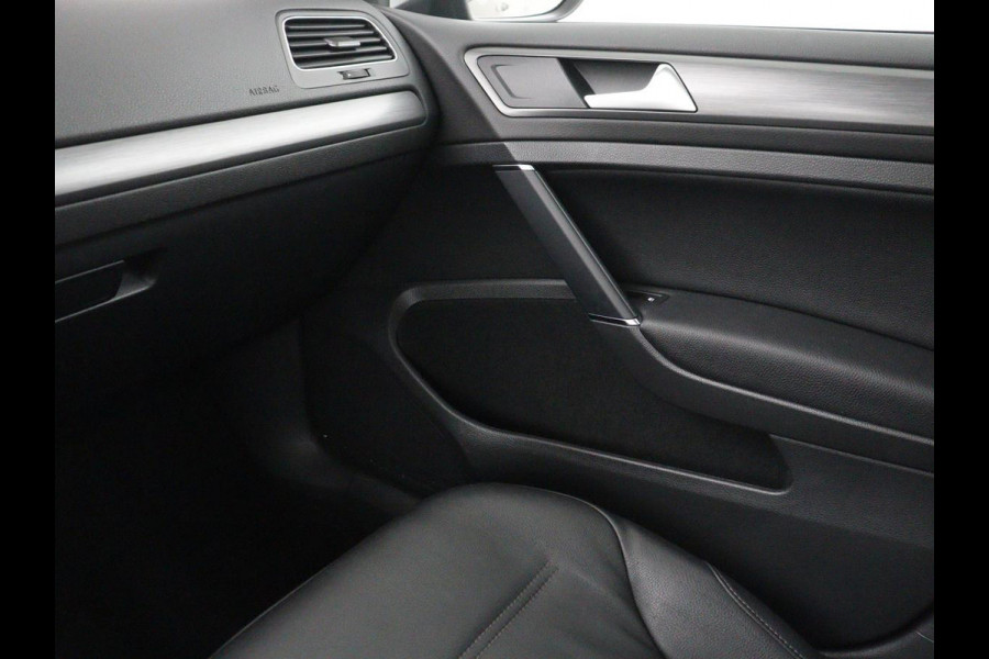 Volkswagen e-Golf 5-Deurs | Navigatie | Leder | SOH 89.8% | Climate Control | Stoelverwarming | Cruise Control | Parkeersensor | Bluetooth