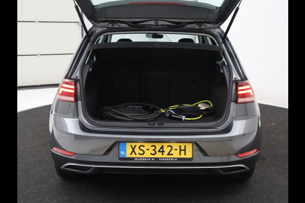 Volkswagen e-Golf 5-Deurs | Navigatie | Leder | SOH 89.8% | Climate Control | Stoelverwarming | Cruise Control | Parkeersensor | Bluetooth