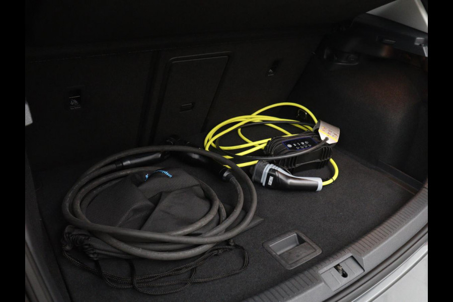 Volkswagen e-Golf 5-Deurs | Navigatie | Leder | SOH 89.8% | Climate Control | Stoelverwarming | Cruise Control | Parkeersensor | Bluetooth