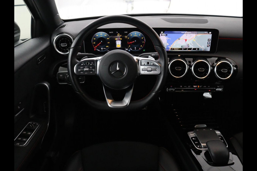 Mercedes-Benz A-Klasse 180 Business Solution AMG | Leder/alcantara | Stoelverwarming | Cruise control | Widescreen | Carplay | Climate control | Camera | Park assist |