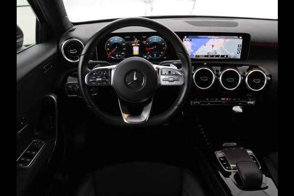 Mercedes-Benz A-Klasse 180 Business Solution AMG | Leder/alcantara | Stoelverwarming | Cruise control | Widescreen | Carplay | Climate control | Camera | Park assist |