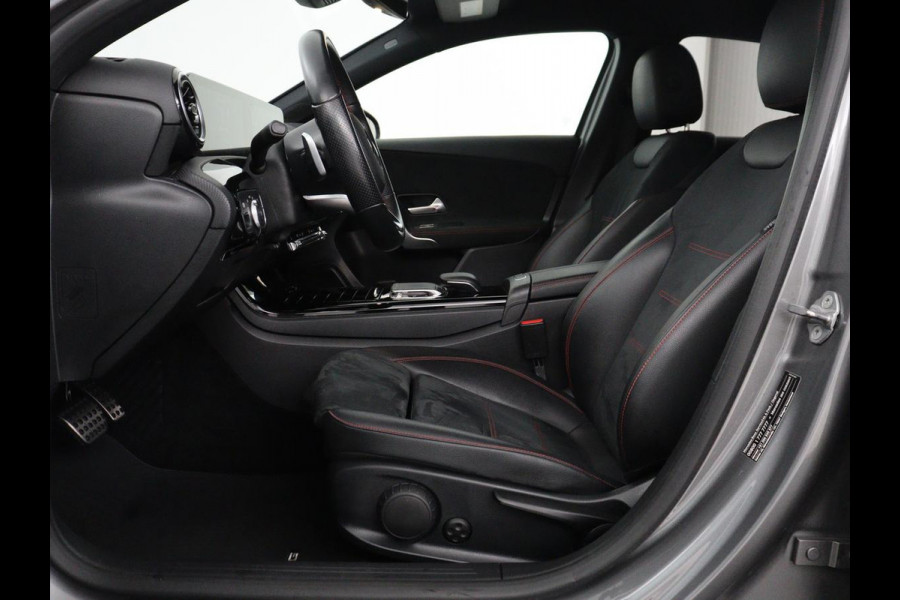 Mercedes-Benz A-Klasse 180 Business Solution AMG | Leder/alcantara | Stoelverwarming | Cruise control | Widescreen | Carplay | Climate control | Camera | Park assist |