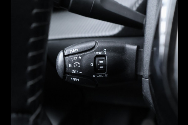 Peugeot 208 1.2 PureTech Allure Sport (APPLE CARPLAY,NAVI,CAMERA,CLIMATE,CRUISE,GETINT,LED,SPORTSTOELEN,LM VELGEN)