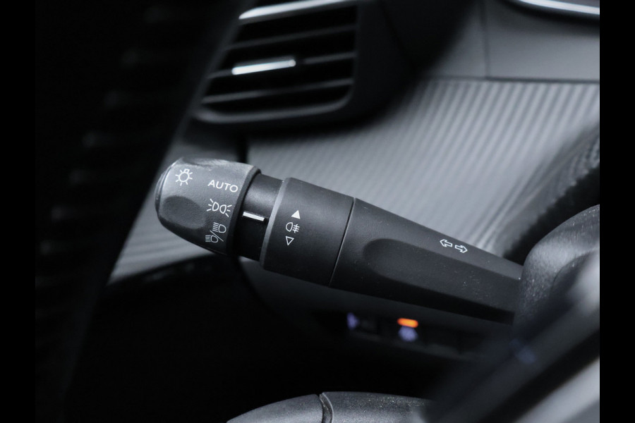 Peugeot 208 1.2 PureTech Allure Sport (APPLE CARPLAY,NAVI,CAMERA,CLIMATE,CRUISE,GETINT,LED,SPORTSTOELEN,LM VELGEN)