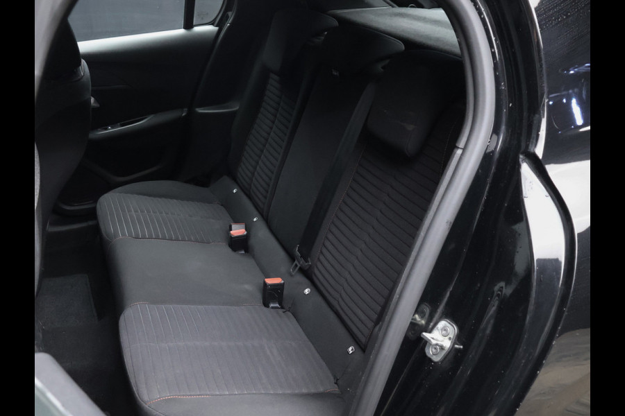 Peugeot 208 1.2 PureTech Allure Sport (APPLE CARPLAY,NAVI,CAMERA,CLIMATE,CRUISE,GETINT,LED,SPORTSTOELEN,LM VELGEN)