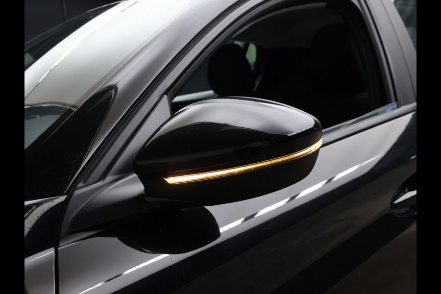 Peugeot 208 1.2 PureTech Allure Sport (APPLE CARPLAY,NAVI,CAMERA,CLIMATE,CRUISE,GETINT,LED,SPORTSTOELEN,LM VELGEN)