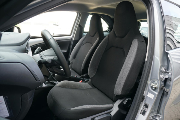 Toyota Aygo X 1.0 VVT-i MT Play + CAMERA / ADAPTIEVE CRUISE / CARPLAY