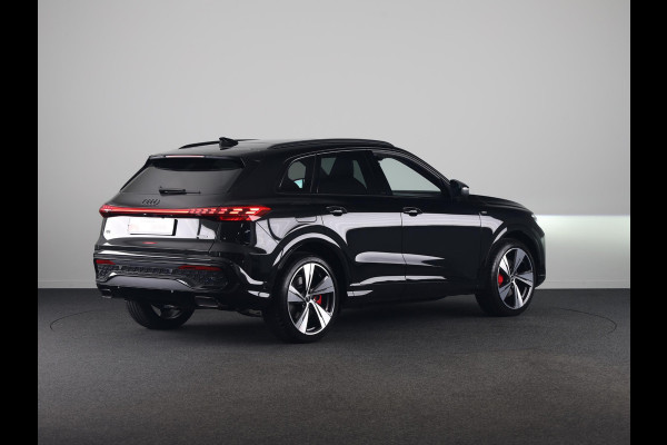 Audi Q5 S edition Competition e-hybrid 367 pk | MMI experience plus met B&O | Trekhaak, elektr. wegklapbaar | Panorama-glasdak | MMI bijrijdersdisplay |