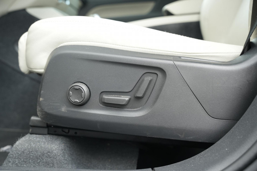 Volvo XC40 1.5 T4 Plug-in hybrid Ultimate Bright Panoramadak Leer Harman/Kardon