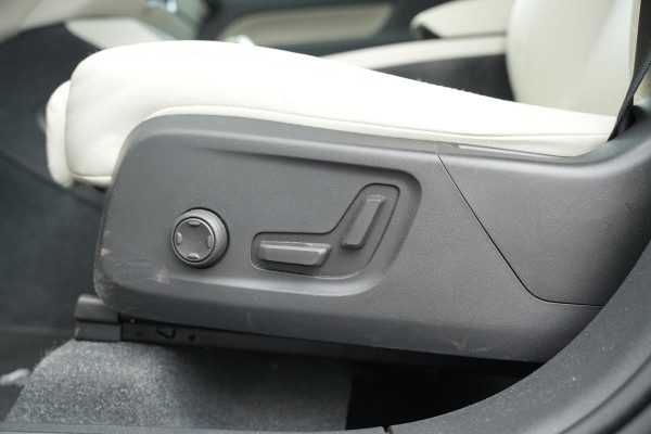 Volvo XC40 1.5 T4 Plug-in hybrid Ultimate Bright Panoramadak Leer Harman/Kardon