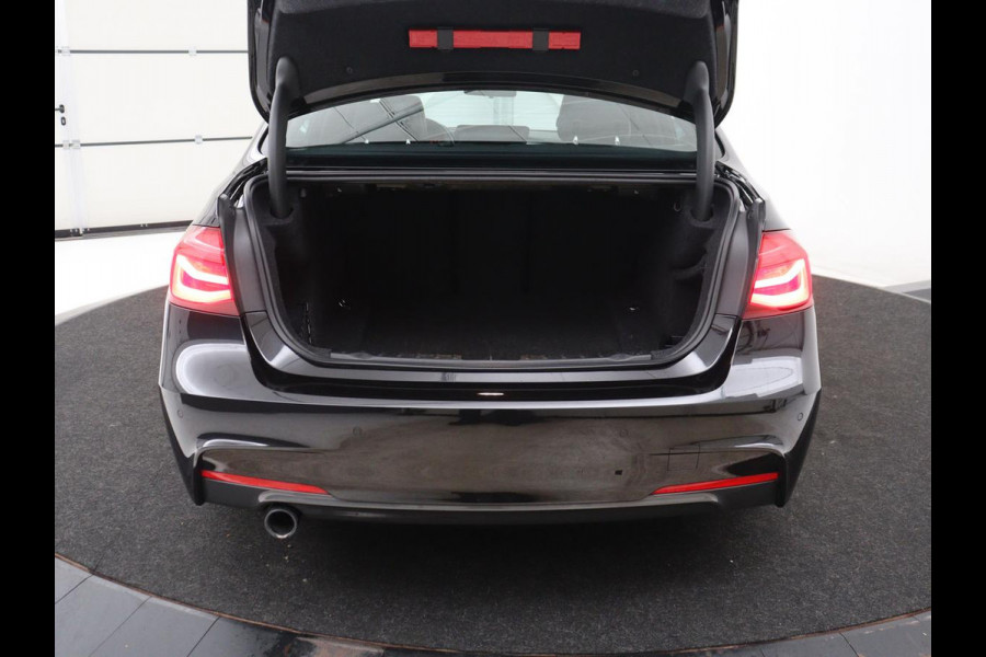 BMW 3 Serie 318i Edition M Sport Shadow Executive | Leder | Stoelverwarming | Cruise control | Navigatie | Park assist | Climate control