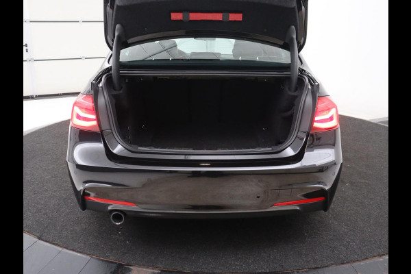 BMW 3 Serie 318i Edition M Sport Shadow Executive | Leder | Stoelverwarming | Cruise control | Navigatie | Park assist | Climate control
