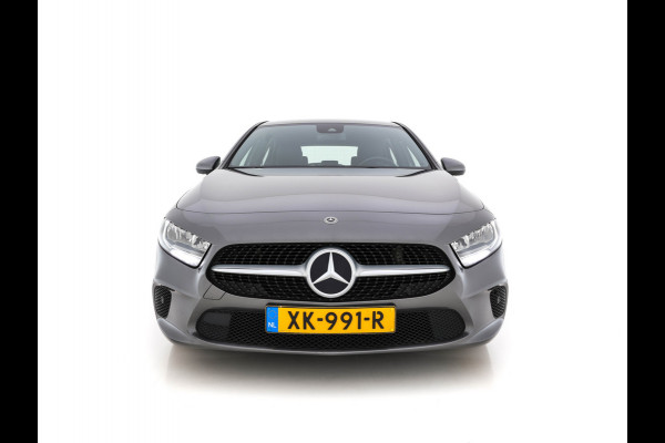 Mercedes-Benz A-Klasse 180 Advantage Style-Pack (INCL-BTW) Aut. *WIDESCREEN-DIGI-COCKPIT | LEATHER-MICROFIBRE | CAMERA | NAVI-FULLMAP | ECC | PDC | CRUISE | CARPLAY | HEATED-SPORTSEATS | CARBON-INLAY | DAB | SHIFT-PADDLES | 16"ALU*