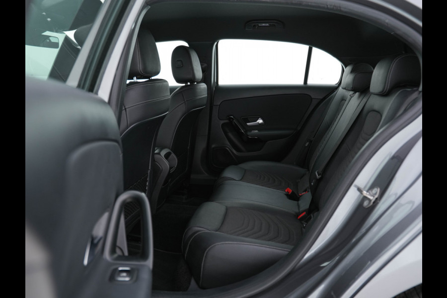 Mercedes-Benz A-Klasse 180 Advantage Style-Pack (INCL-BTW) Aut. *WIDESCREEN-DIGI-COCKPIT | LEATHER-MICROFIBRE | CAMERA | NAVI-FULLMAP | ECC | PDC | CRUISE | CARPLAY | HEATED-SPORTSEATS | CARBON-INLAY | DAB | SHIFT-PADDLES | 16"ALU*