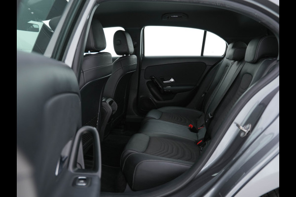 Mercedes-Benz A-Klasse 180 Advantage Style-Pack (INCL-BTW) Aut. *WIDESCREEN-DIGI-COCKPIT | LEATHER-MICROFIBRE | CAMERA | NAVI-FULLMAP | ECC | PDC | CRUISE | CARPLAY | HEATED-SPORTSEATS | CARBON-INLAY | DAB | SHIFT-PADDLES | 16"ALU*