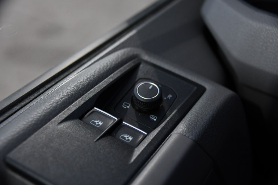 Volkswagen Crafter 35 2.0 TDI L3H2 Highline PB Edition Full Options! Adaptieve Cruise, Camera, Carplay, LED, Stuur verwarming, 177pk, Automaat, Multimedia, Stoelverwarming, Uniek!