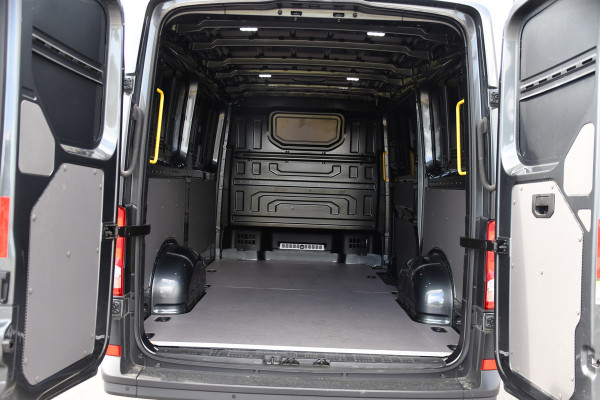 Volkswagen Crafter 35 2.0 TDI L3H2 Highline PB Edition Full Options! Adaptieve Cruise, Camera, Carplay, LED, Stuur verwarming, 177pk, Automaat, Multimedia, Stoelverwarming, Uniek!