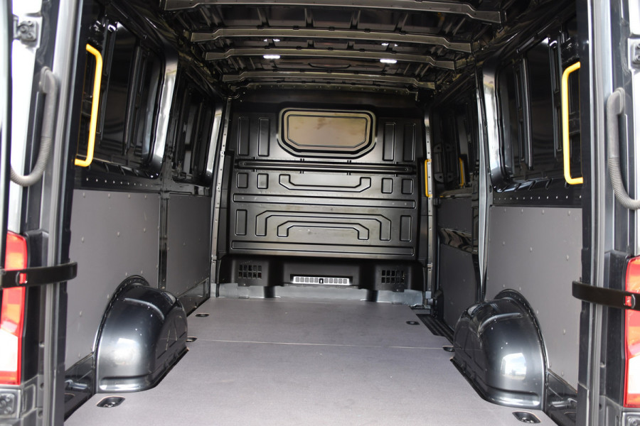 Volkswagen Crafter 35 2.0 TDI L3H2 Highline PB Edition Full Options! Adaptieve Cruise, Camera, Carplay, LED, Stuur verwarming, 177pk, Automaat, Multimedia, Stoelverwarming, Uniek!