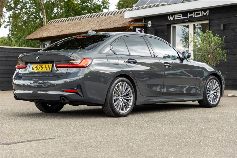 BMW 3-serie 318d 190 PK High Executive Edition Dravitgrau metallic I Leder I Led I HiFi I Head Up I Sportstoelen I NL Auto I NAP