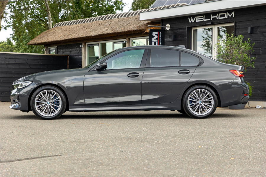 BMW 3-serie 318d 190 PK High Executive Edition Dravitgrau metallic I Leder I Led I HiFi I Head Up I Sportstoelen I NL Auto I NAP