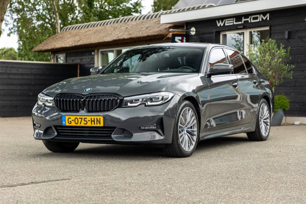 BMW 3-serie 318d 190 PK High Executive Edition Dravitgrau metallic I Leder I Led I HiFi I Head Up I Sportstoelen I NL Auto I NAP