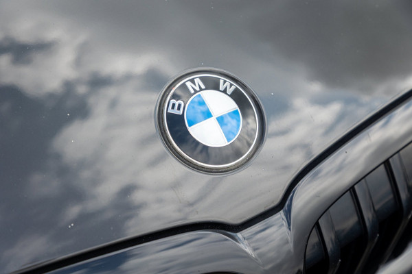 BMW 3-serie 318d 190 PK High Executive Edition Dravitgrau metallic I Leder I Led I HiFi I Head Up I Sportstoelen I NL Auto I NAP
