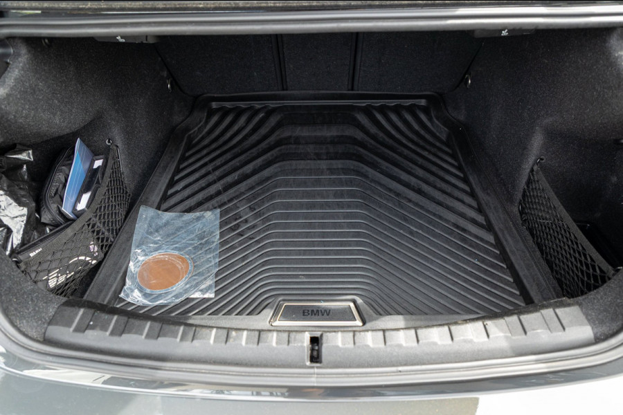 BMW 3-serie 318d 190 PK High Executive Edition Dravitgrau metallic I Leder I Led I HiFi I Head Up I Sportstoelen I NL Auto I NAP