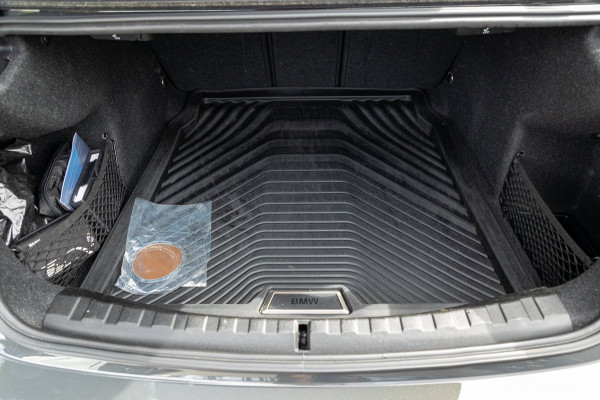 BMW 3-serie 318d 190 PK High Executive Edition Dravitgrau metallic I Leder I Led I HiFi I Head Up I Sportstoelen I NL Auto I NAP
