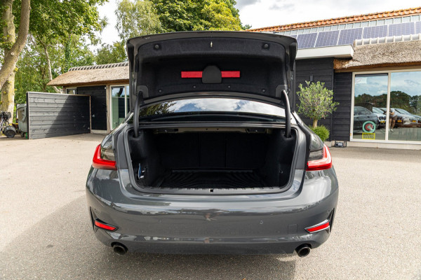 BMW 3-serie 318d 190 PK High Executive Edition Dravitgrau metallic I Leder I Led I HiFi I Head Up I Sportstoelen I NL Auto I NAP