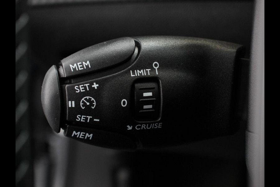 Peugeot 2008 1.2 Hybrid 145 pk Automaat Allure Navigatie Apple Carplay/Android Auto Climate Control Dab Led Parkeer sensoren Cruise Control Stoelverwarming