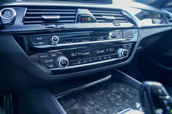BMW 5 Serie 520i High Executive Edition | Schuifdak | Adaptieve Cruise | Camera | Nappa Leder | Origineel NL | Dealer onderhouden