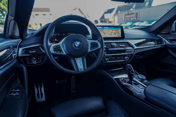 BMW 5 Serie 520i High Executive Edition | Schuifdak | Adaptieve Cruise | Camera | Nappa Leder | Origineel NL | Dealer onderhouden