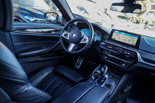 BMW 5 Serie 520i High Executive Edition | Schuifdak | Adaptieve Cruise | Camera | Nappa Leder | Origineel NL | Dealer onderhouden