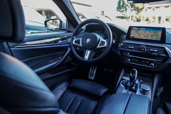 BMW 5 Serie 520i High Executive Edition | Schuifdak | Adaptieve Cruise | Camera | Nappa Leder | Origineel NL | Dealer onderhouden