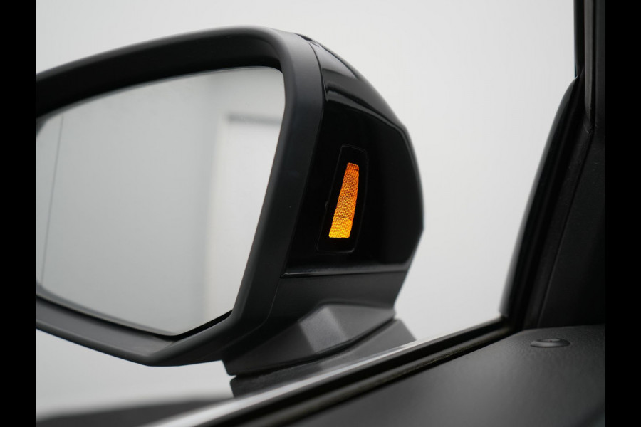 Audi Q3 Sportback 45 TFSI e 2x S Line PHEV 245pk Dealer O.H. | Trekhaak Af Fabriek | Blis | Sportstoelen Verwarmd | Apple Carplay | Sfeerverlichting | Navigatie | DAB | 19"L.M | Virtual | Plug In Hybrid |