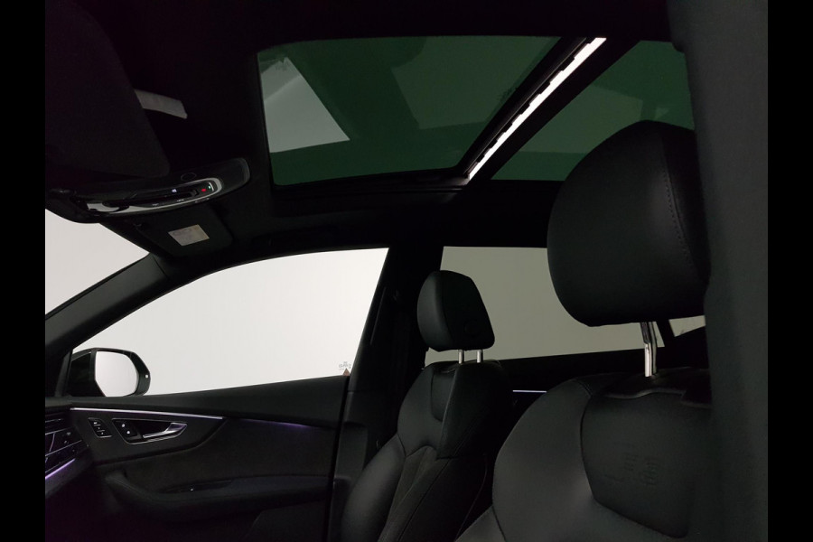 Audi Q8 4.0 TFSI RS Q8 Quattro 600pk! Panorama dak Navigatie Electrische achterklep Led Camera Climate Control Parkeer sensoren voor en achter Lichtmetalen Velgen