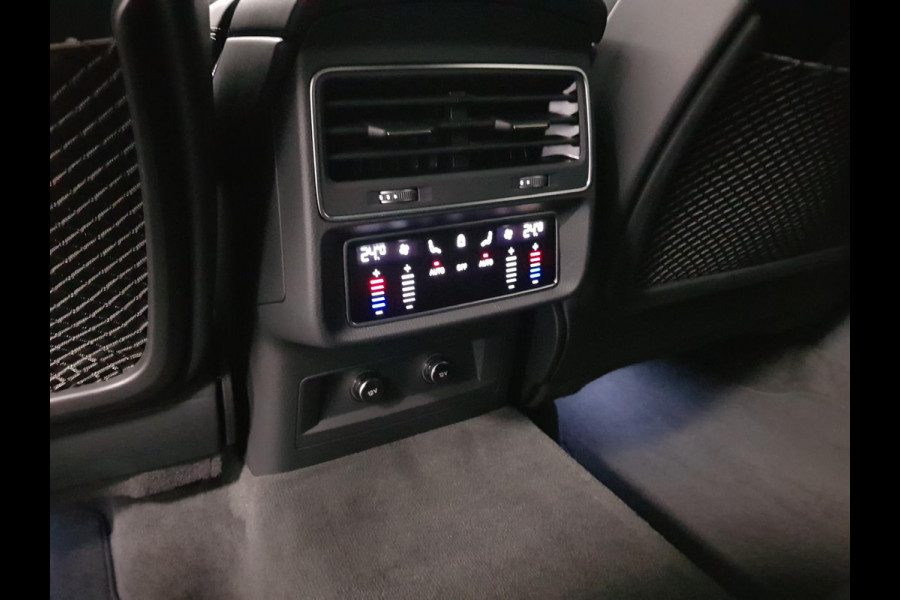 Audi Q8 4.0 TFSI RS Q8 Quattro 600pk! Panorama dak Navigatie Electrische achterklep Led Camera Climate Control Parkeer sensoren voor en achter Lichtmetalen Velgen