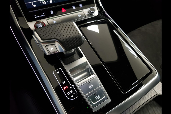 Audi Q8 4.0 TFSI RS Q8 Quattro 600pk! Panorama dak Navigatie Electrische achterklep Led Camera Climate Control Parkeer sensoren voor en achter Lichtmetalen Velgen