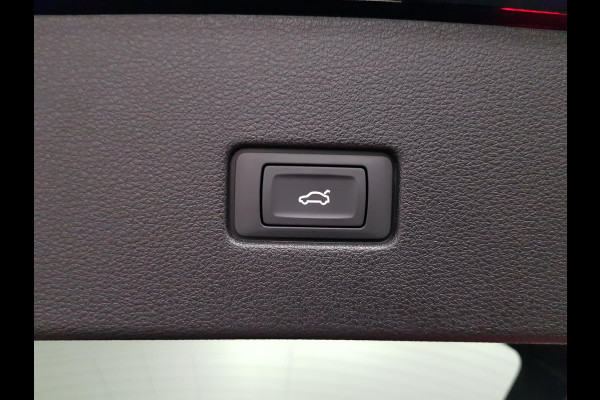 Audi Q8 4.0 TFSI RS Q8 Quattro 600pk! Panorama dak Navigatie Electrische achterklep Led Camera Climate Control Parkeer sensoren voor en achter Lichtmetalen Velgen