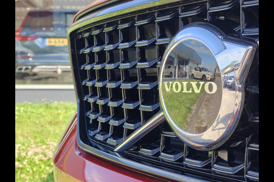 Volvo XC40 B4 211PK Plus Dark | BLIS | Trekhaak | H&K | Verwarm. Stoelen+Stuur | ACC | PDC V+A | Camera Achter |