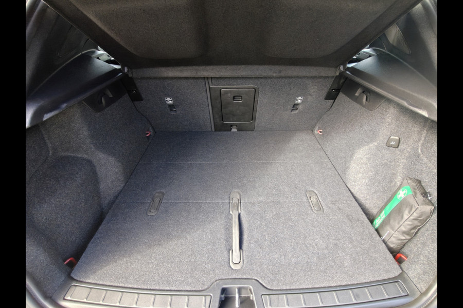 Volvo XC40 B4 211PK Plus Dark | BLIS | Trekhaak | H&K | Verwarm. Stoelen+Stuur | ACC | PDC V+A | Camera Achter |