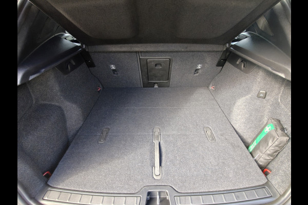 Volvo XC40 B4 211PK Plus Dark | BLIS | Trekhaak | H&K | Verwarm. Stoelen+Stuur | ACC | PDC V+A | Camera Achter |
