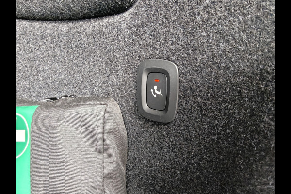 Volvo XC40 B4 211PK Plus Dark | BLIS | Trekhaak | H&K | Verwarm. Stoelen+Stuur | ACC | PDC V+A | Camera Achter |