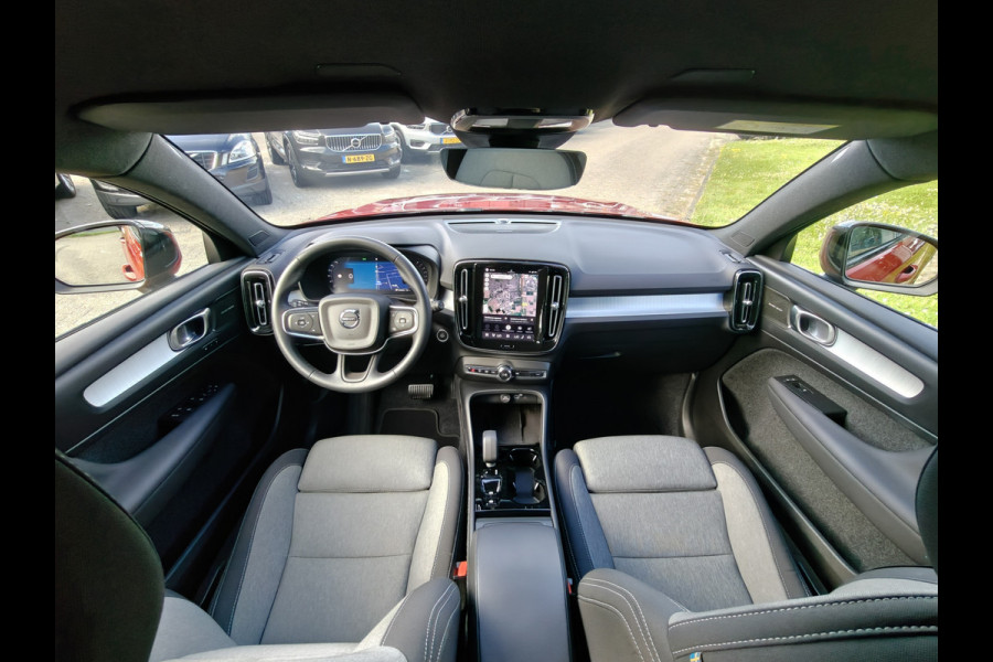 Volvo XC40 B4 211PK Plus Dark | BLIS | Trekhaak | H&K | Verwarm. Stoelen+Stuur | ACC | PDC V+A | Camera Achter |