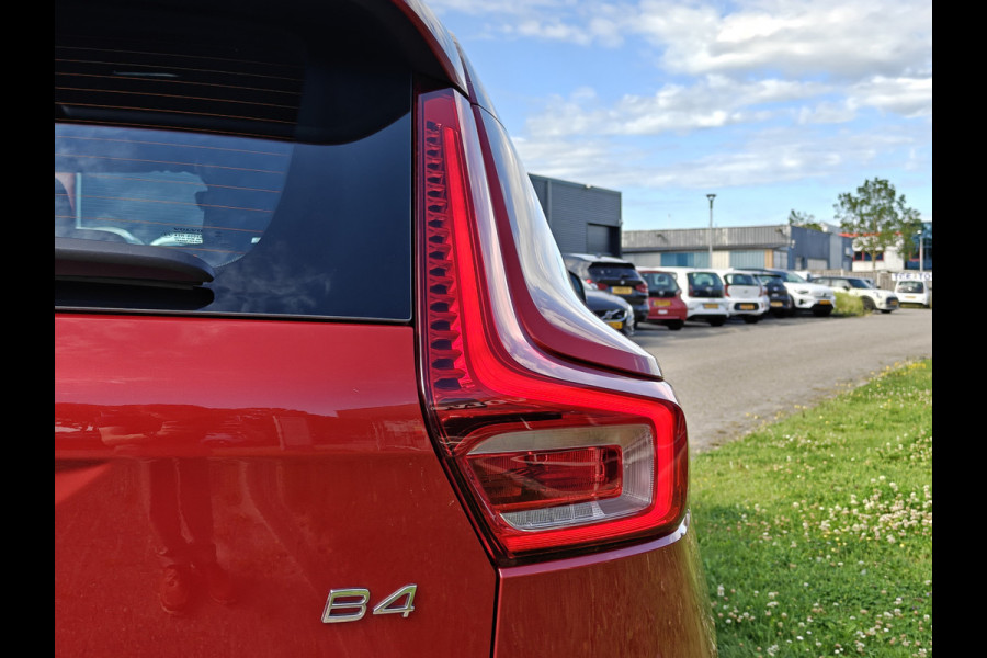 Volvo XC40 B4 211PK Plus Dark | BLIS | Trekhaak | H&K | Verwarm. Stoelen+Stuur | ACC | PDC V+A | Camera Achter |