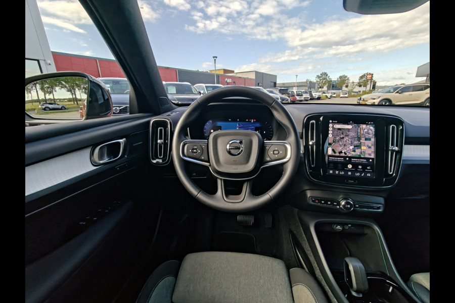 Volvo XC40 B4 211PK Plus Dark | BLIS | Trekhaak | H&K | Verwarm. Stoelen+Stuur | ACC | PDC V+A | Camera Achter |