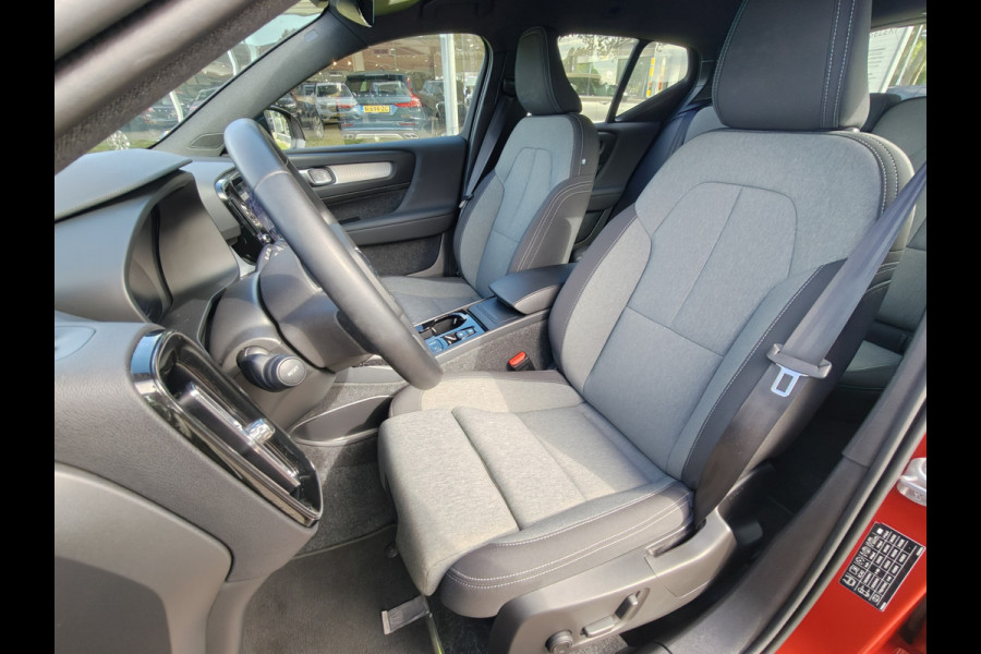Volvo XC40 B4 211PK Plus Dark | BLIS | Trekhaak | H&K | Verwarm. Stoelen+Stuur | ACC | PDC V+A | Camera Achter |