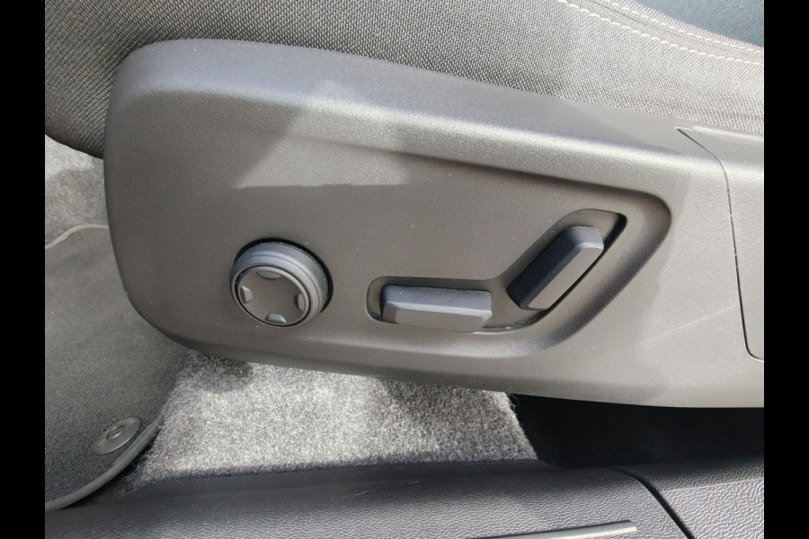 Volvo XC40 B4 211PK Plus Dark | BLIS | Trekhaak | H&K | Verwarm. Stoelen+Stuur | ACC | PDC V+A | Camera Achter |